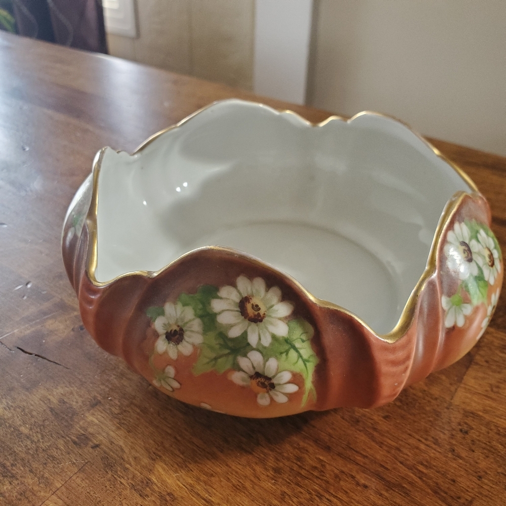 Handpainted Daisy Ceramic Bowl with Gold Trim